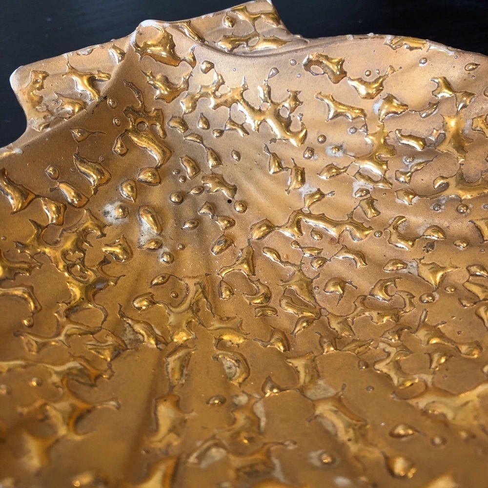 Weeping Bright Gold Vintage 22K Gold Hand Decorated Seashell Trinket Dish - Picture 3 of 9